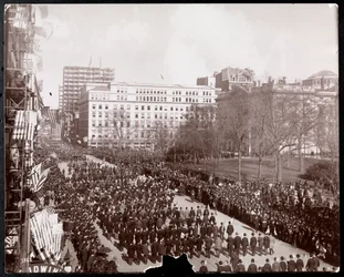 Letecký pohled na muže pochodující v republikánském průvodu zlatého standardu na Broadwayi v City Hall Park, New York, 1898 (stříbrný želatinový tisk)