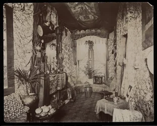 Zdobený obývací pokoj v rezidenci Blakely Hall na 11 West 45th Street, New York, 1896-98 (stříbrný želatinový tisk)