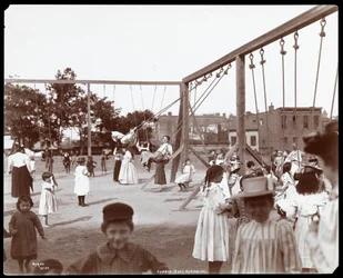 Děti houpající se na Hudson Bank Gymnasium and Playground, 53rd Street a 11th Avenue, New York, 1898 (stříbrný želatinový tisk)