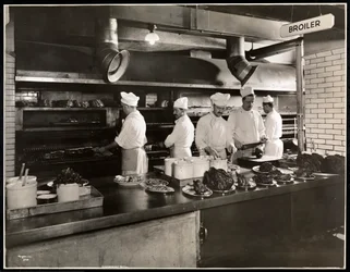 Vaří u brojlerů v kuchyni hotelu Commodore, 1919 (stříbrný želatinový potisk)