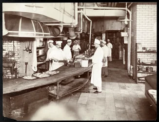 Kuchaři pracující v kuchyni hotelu Waldorf Astoria na 34th Street a 5th Avenue, New York, 1903 nebo 1904 (stříbrný želatinový tisk)