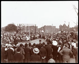 Dav sledující polevaulter na Hudson Bank Gymnasium and Playground, 53rd Street a 11th Avenue, New York, 1898 (stříbrný želatinový tisk)