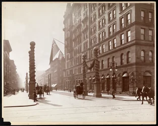 Dekorace pro Dewey Parade v hotelu Waldorf Astoria, 33. ulice a 5. Avenue, New York, 1899 (potisk stříbrné želatiny)