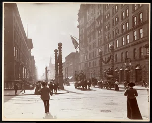 Dekorace pro Dewey Parade před hotelem Waldorf Astoria na 33. ulici a 5. Avenue, New York, 1899 (stříbrný želatinový tisk)