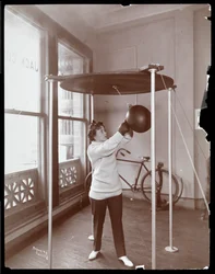 Edna Wallace Hopperová udeřila do boxovacího pytle na Jack Cooper