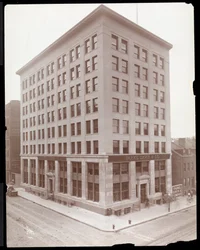 Vnější pohled na budovu Parke, Davis und Co., Hudson und Vestry Streets, New York, 1910 (stříbrný želatinový tisk)