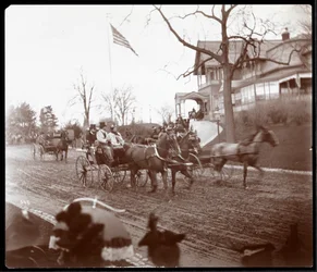 Kočáry tažené koňmi na Riverside Drive před hotelem Claremont Inn, New York, asi 1895 (stříbrný želatinový tisk)