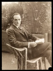 Howard Estabrook v zahradě, 1915-16 (stříbrný želatinový tisk)
