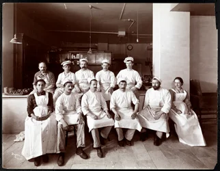 Personál kuchyně v hotelu Manhattan, 1902 (stříbrný želatinový potisk)
