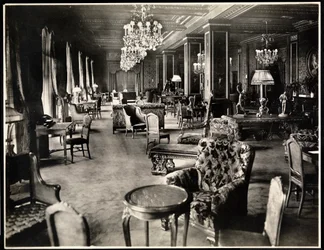 Salonek v hotelu Knickerbocker, 1906 (stříbrný želatinový tisk)