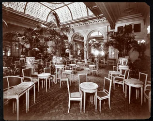 Salonek v hotelu Plaza, cca 1907 (stříbrný želatinový tisk)
