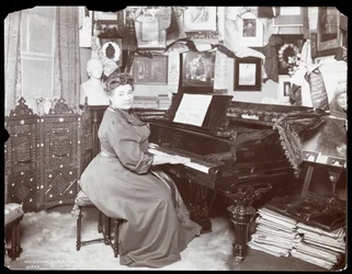 Paní Schumannová Heinková sedící u klavíru, 1906 (stříbrný želatinový tisk)
