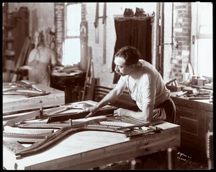 Muž pracující v továrně na klavír Hardman, Peck und Co., New York, 1907 (stříbrný želatinový tisk)