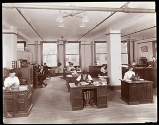 Muži a ženy v otevřené kanceláři v Parke, Davis und Co., chemici, Hudson und Vestry Streets, New York, 1910 (stříbrný želatinový tisk)
