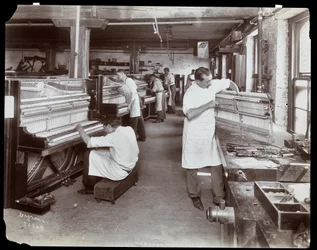 Muži pracující v továrně na klavíry Hardman, Peck und Co., New York, 1907 (stříbrný želatinový tisk)