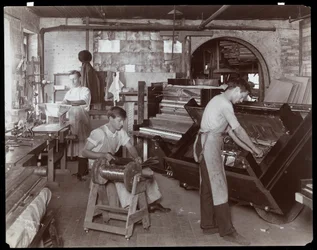 Muži pracující v továrně na klavír Hardman, Peck und Co., New York, 1907 (stříbrný želatinový tisk)