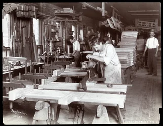 Muži pracující v továrně na klavíry Hardman, Peck und Co., New York, 1907 (stříbrný želatinový tisk)