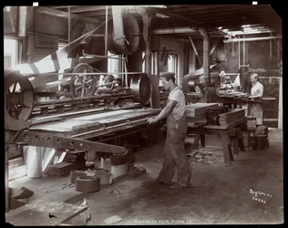 Muži pracující v továrně na klavír Hardman, Peck und Co., New York, 1907 (stříbrný želatinový tisk)