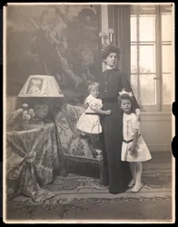Paní Clarence Mackayová se svými dětmi v Harbour Hill, Long Island, kolem roku 1905 (platinový tisk)
