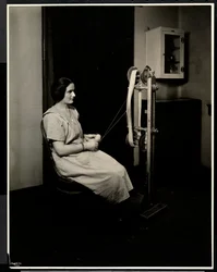Portrét slepé, hluchoněmé mladé ženy předávající vlnu v New York Association for the Blind, 111 East 59th St., New York, 1923 (stříbrný želatinový tisk)