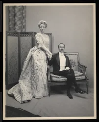 Portrét neidentifikovaného muže a ženy na James Hazen Hyde Ball, New York, 31. ledna 1905 (stříbrný želatinový tisk)