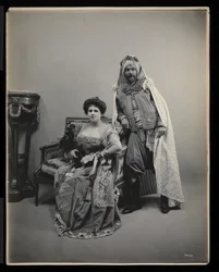 Portrét neidentifikovaného muže a ženy na James Hazen Hyde Ball, New York, 31. ledna 1905 (stříbrný želatinový tisk)