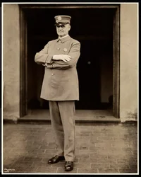 Portrét nejvyššího policisty v hotelu Commodore, 1922 (stříbrný želatinový tisk)