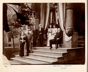 Prezident Benjamin Harrison a skupina, 1890 (stříbrný želatinový tisk)