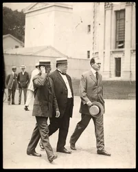 Prezident William Howard Taft s profesorem Arthurem Twiningem Hadleym z Yale University a dalším mužem, 1900-20 (stříbrný želatinový tisk)