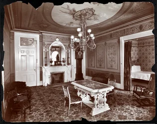 Soukromý obývací pokoj v hotelu Hoffman House, 1907 (stříbrný želatinový tisk)