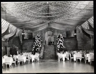 Přijímací místnost v hotelu Ritz-Carlton, 1915 nebo 1916 (stříbrný želatinový tisk)