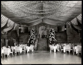 Přijímací místnost v hotelu Ritz-Carlton, 1915 nebo 1916 (stříbrný želatinový tisk)