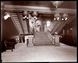 Schodiště v hotelu Park Avenue, 1901 nebo 1902 (stříbrný želatinový tisk)