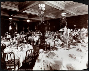 Prostřené stoly pro banket Electric Club v Hotel Delmonico, 1902 (stříbrný želatinový potisk)