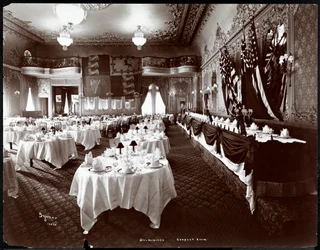 Stoly prostřené v banketní místnosti v hotelu Delmonico, 1902 (stříbrný želatinový potisk)