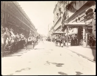 Zaměstnanci guvernéra čekající na příjezd Li Hung Changa v hotelu Waldorf Astoria, New York, 1896 (stříbrný želatinový tisk)