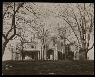 Panství Helen Gould (pozdní rezidence Jay Goulda) v Tarrytown, New York, 1893-94 (stříbrný želatinový tisk)