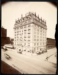 Hotel Navarre, 7th Avenue a 38th Street, New York, 1908 (stříbrný želatinový tisk)