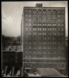 The Hotel Robert Fulton, 228 West 71st Street, New York, 1920 (stříbrný želatinový tisk)