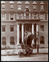 The Hotel Somerset, 150 West 47th Street, New York, 1904 (stříbrný želatinový tisk)