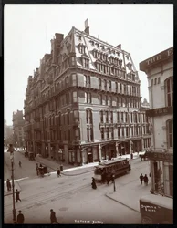 Hotel Victoria, jihovýchodní roh Broadway a 27th Street, New York, 1900 nebo 1901 (stříbrný želatinový tisk)