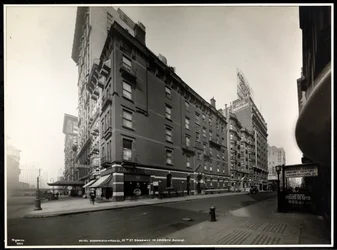 The Hotel Woodward, Broadway a 55th Street, New York, 1920 (stříbrný želatinový tisk)