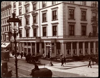 Hotel St. James, severovýchodní roh Broadwaye a 26. nebo 27. ulice, New York, 1896 (stříbrný želatinový tisk)