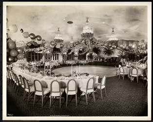 Vídeňská střecha v hotelu St. Regis, 1937 (stříbrný želatinový tisk)