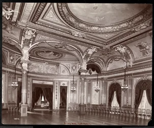 Taneční sál v hotelu Savoy, cca 1895-96 (stříbrný želatinový tisk)