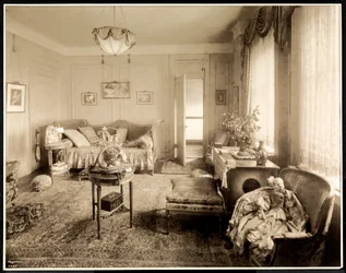 Obývací pokoj apartmá 1047 v hotelu Majestic, 1925 (stříbrný želatinový tisk)