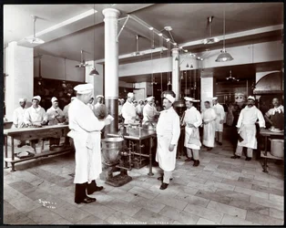 Kuchyně v hotelu Manhattan, 1902 (stříbrný želatinový tisk)