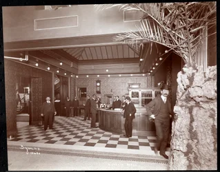 Vstupní hala a registrační přepážka v hotelu Victoria, 1900 nebo 1901 (stříbrný želatinový tisk)