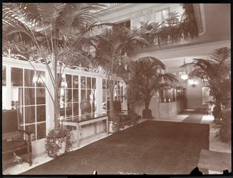 Vstupní hala a registrační přepážka v hotelu Ritz-Carlton, kolem 1910-11 (stříbrný želatinový tisk)