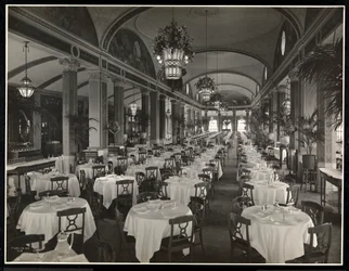Střešní zahradní restaurace v hotelu Pennsylvania, 1919 (stříbrný želatinový tisk)